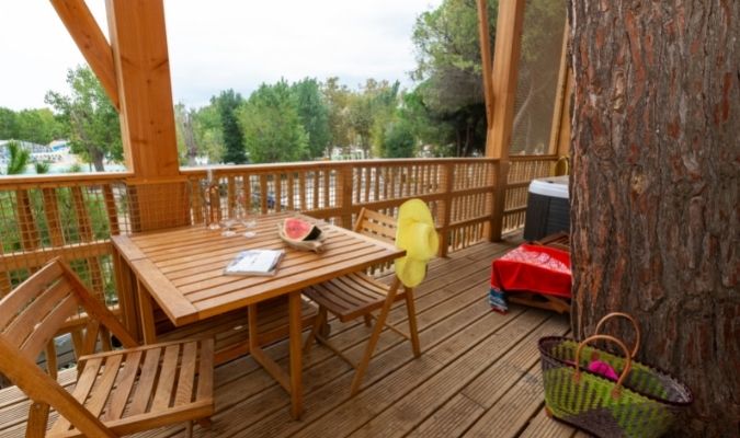 camping 5 étoiles avec cabane dans les arbres proche béziers