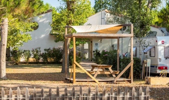 emplacement avec table de pique nique dans camping hérault