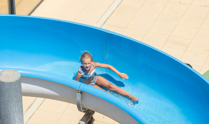 parc aquatique avec toboggans