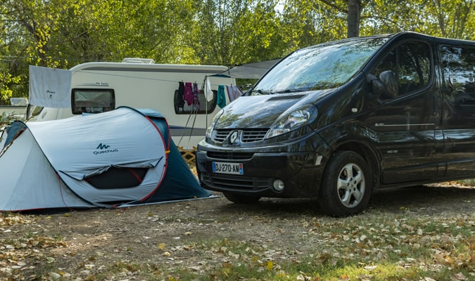 camping avec emplacement tente et parking pour voiture