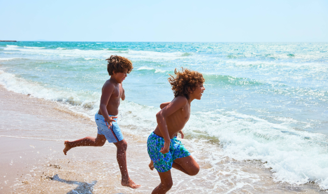 enfants s'amusant dans le sable